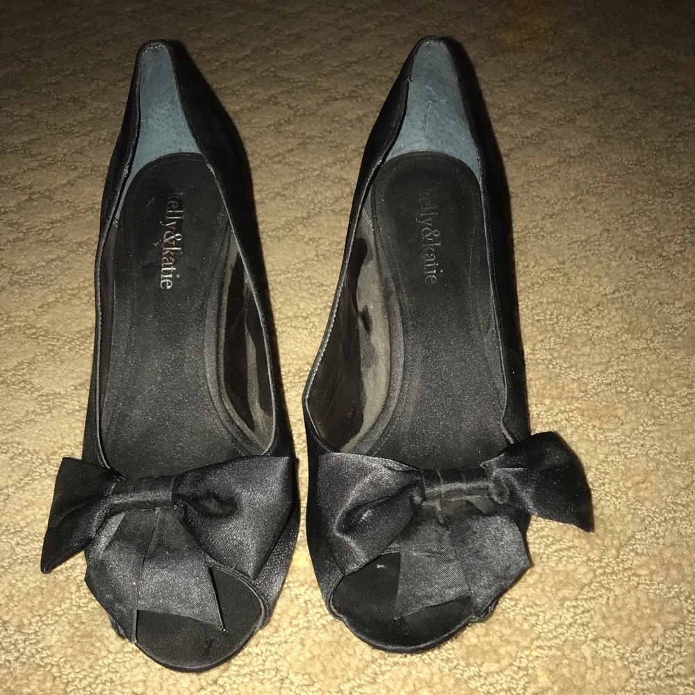 Small black bowed heals